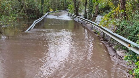 Desbordamiento del río Meruelo en la carretera de Onamio. Cedidas por 'Poblado de Onamio'