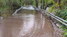 Desbordamiento del río Meruelo en la carretera de Onamio. Cedidas por 'Poblado de Onamio'