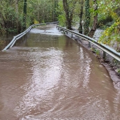 Desbordamiento del río Meruelo en la carretera de Onamio. Cedidas por 'Poblado de Onamio' Desbordamiento del río Meruelo en la carretera de Onamio. Cedidas por 'Poblado de Onamio'