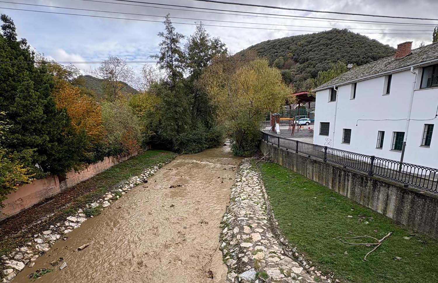 Río Oza a su paso por Toral de Merayo