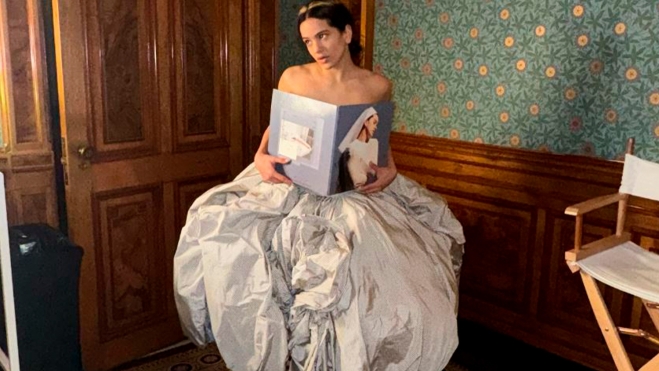 Rosalía posando con su nuevo álbum
