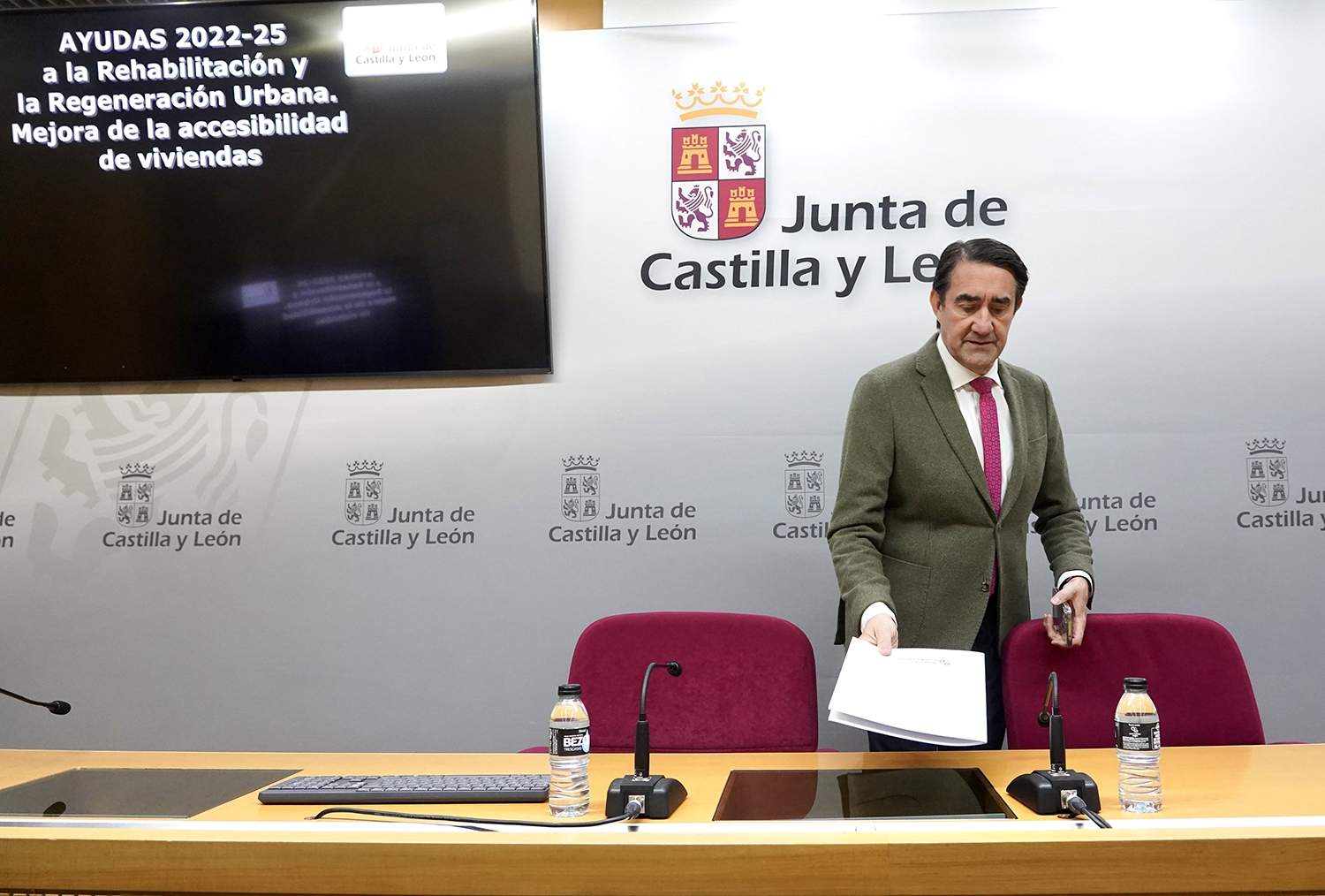 Miriam Chacón / ICAL. El consejero de Medio Ambiente, Vivienda y Ordenación del Territorio, Juan Carlos Suárez-Quiñones, presenta la resolución de las ayudas a la accesibilidad de 2024.