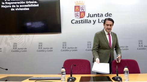 Miriam Chacón / ICAL. El consejero de Medio Ambiente, Vivienda y Ordenación del Territorio, Juan Carlos Suárez-Quiñones, presenta la resolución de las ayudas a la accesibilidad de 2024.