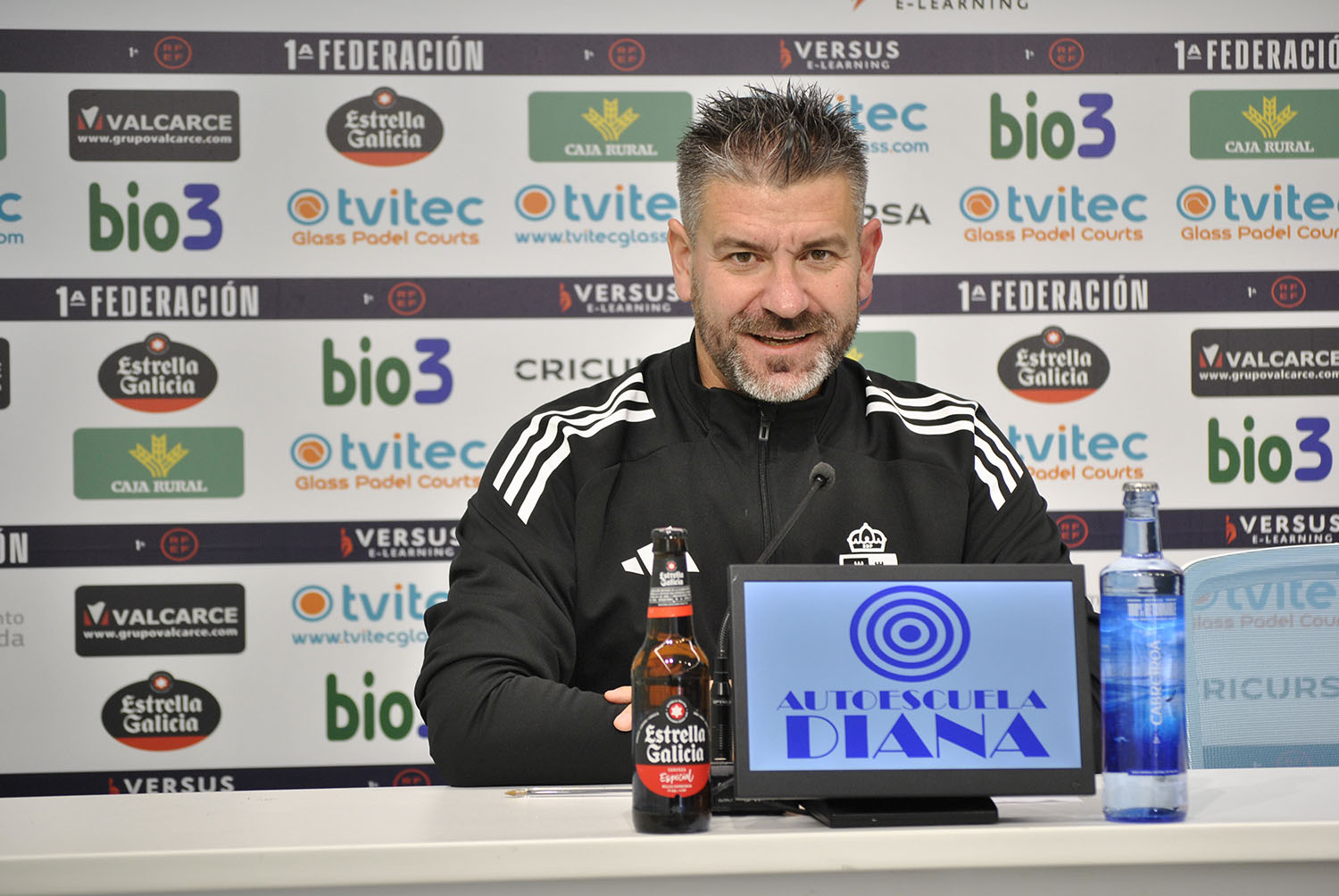 El míster de la Deportiva Ponferradina, Fernando Estévez