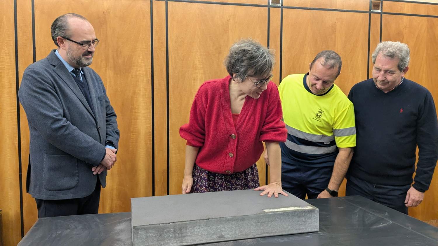 Estampación de huellas de la directora Lucía Miranda Estampación de huellas de la directora Lucía Miranda