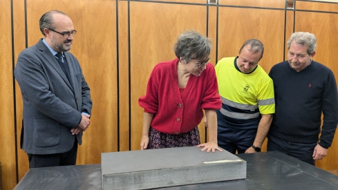Estampación de huellas de la directora Lucía Miranda junto al alcalde, Marco Morala, y encargado del Servicio de Artes Escénicas, Miguel Ángel Varela.