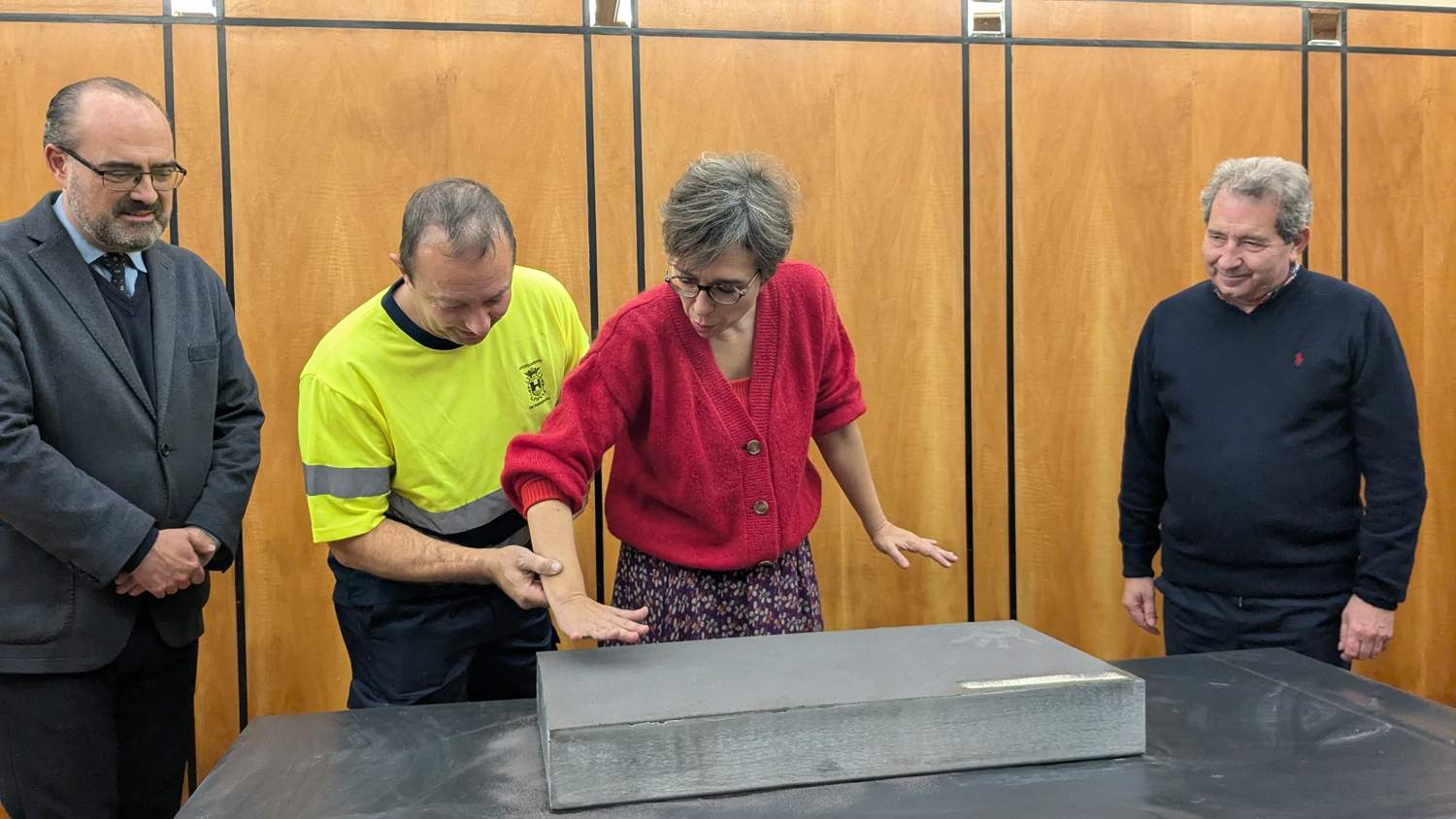 Estampación de huellas de la directora Lucía Miranda (6) Estampación de huellas de la directora Lucía Miranda (6)