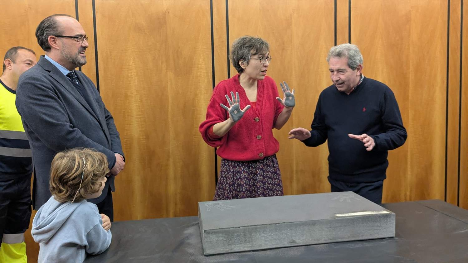 Estampación de huellas de la directora Lucía Miranda (7) Estampación de huellas de la directora Lucía Miranda (7)