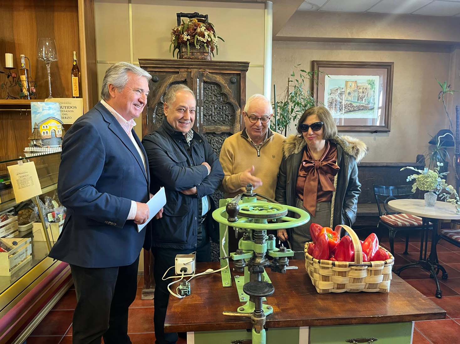 La primera máquina que mecanizó la industria del pimiento en El Bierzo. Raúl Valcarce y los tres hijos de los emprendedores bercianos (2)