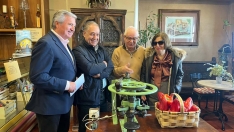 La primera máquina que mecanizó la industria del pimiento en El Bierzo. Raúl Valcarce y los tres hijos de los emprendedores bercianos