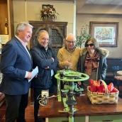 La primera máquina que mecanizó la industria del pimiento en El Bierzo. Raúl Valcarce y los tres hijos de los emprendedores bercianos