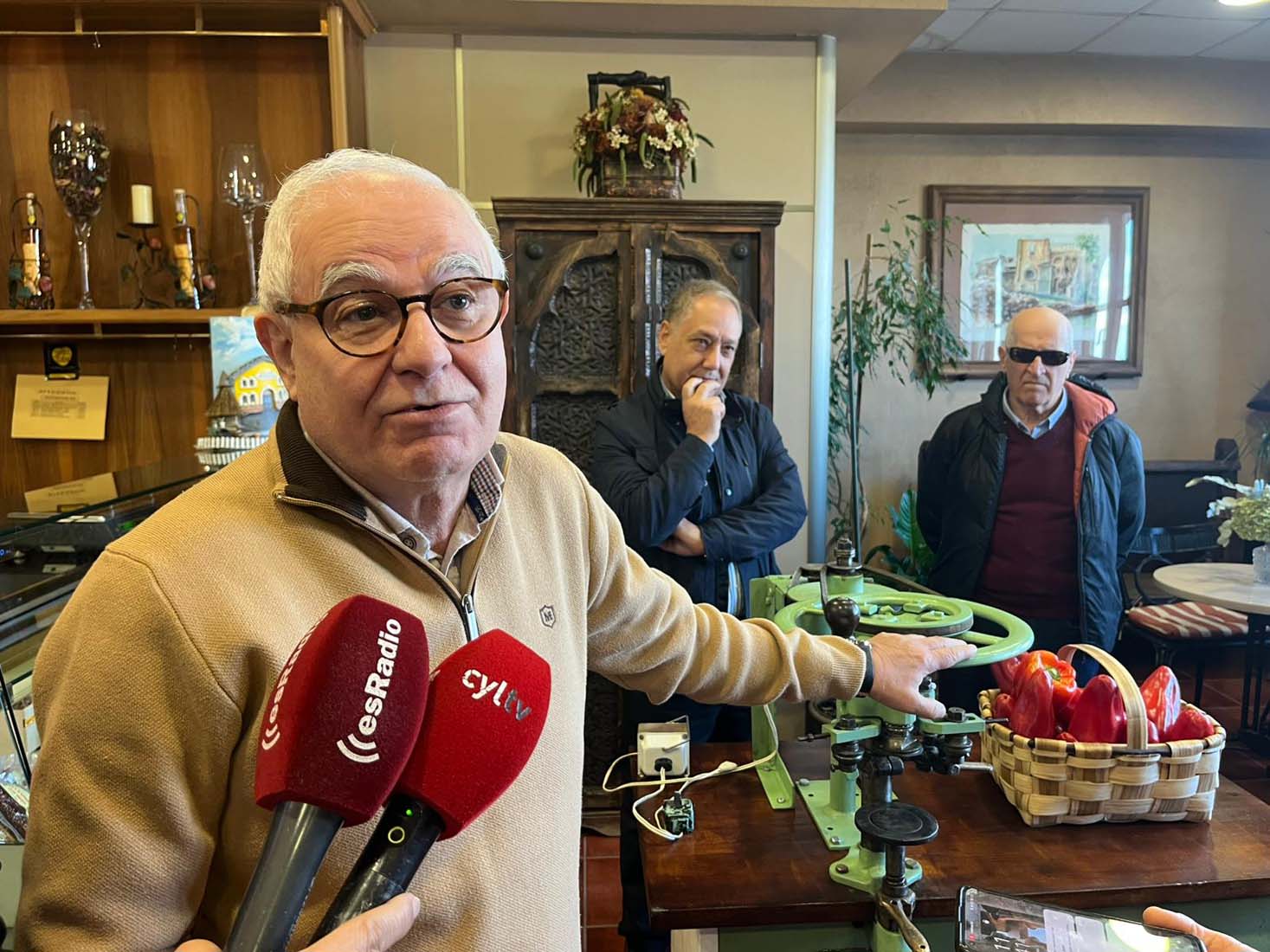 La primera máquina que mecanizó la industria del pimiento en El Bierzo (3)