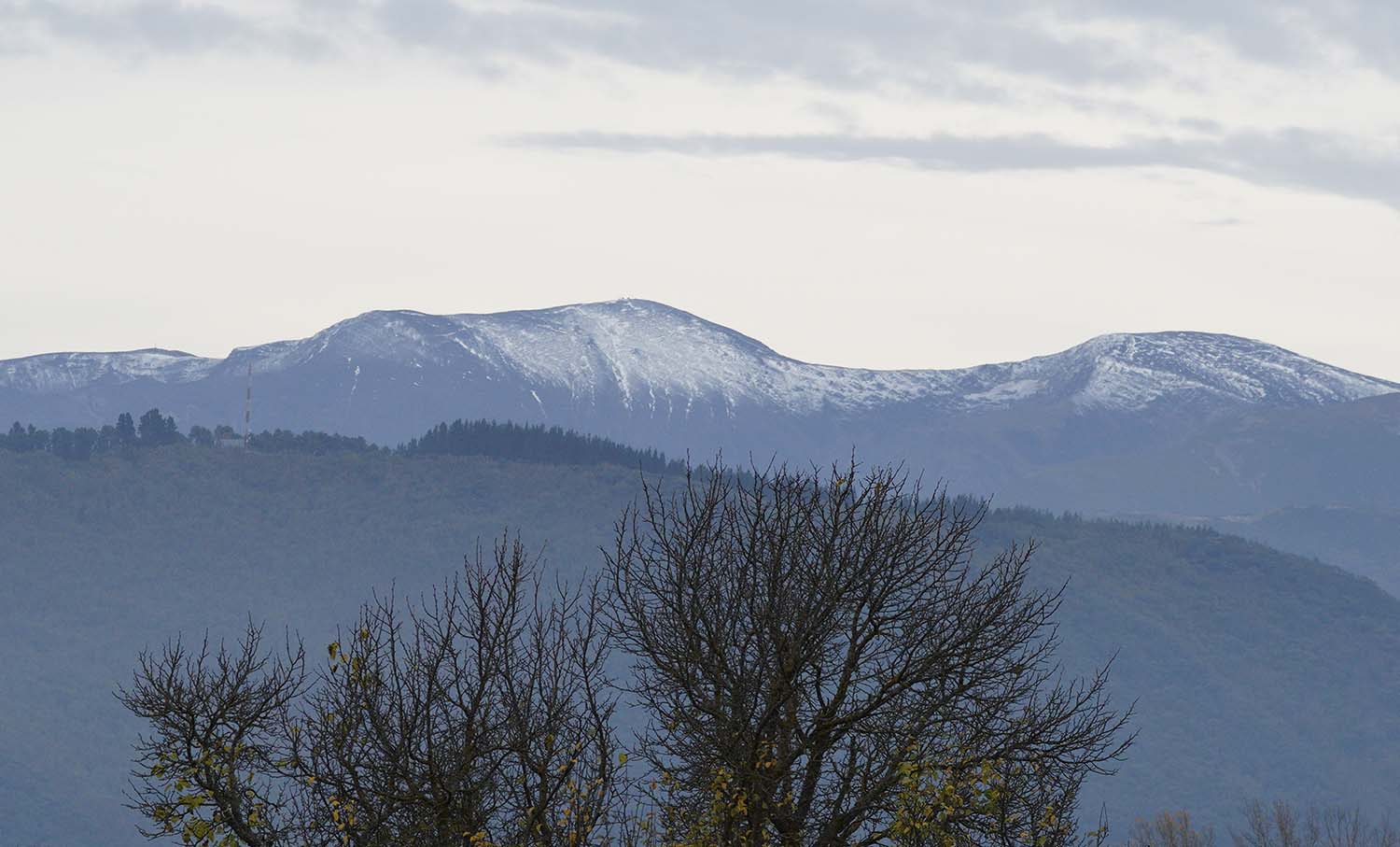 César Sánchez ICAL. Primeros copos de nieve en el alto de El Morredero en Ponferrada (