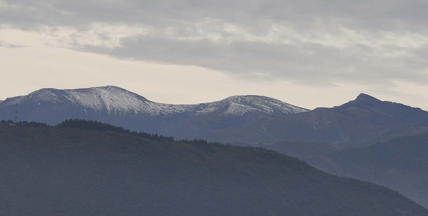 César Sánchez ICAL. Primeros copos de nieve en el alto de El Morredero en Ponferrada.