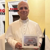 El meme se hizo realidad. El Papa León XIV posa con el cartel de León 14. Foto @romereports_esp, @hectorgalancalvo