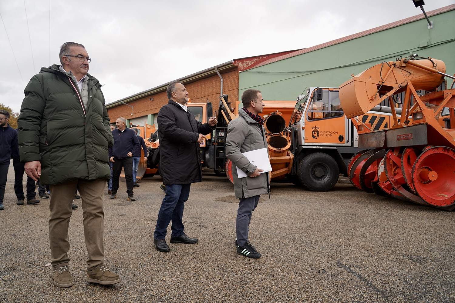 Campillo / ICAL . El presidente de la Diputación de León, Gerardo Álvarez Courel (C), y el vicepresidente, Roberto Aller (I), presentan el Plan de Vialidad Invernal 25/26