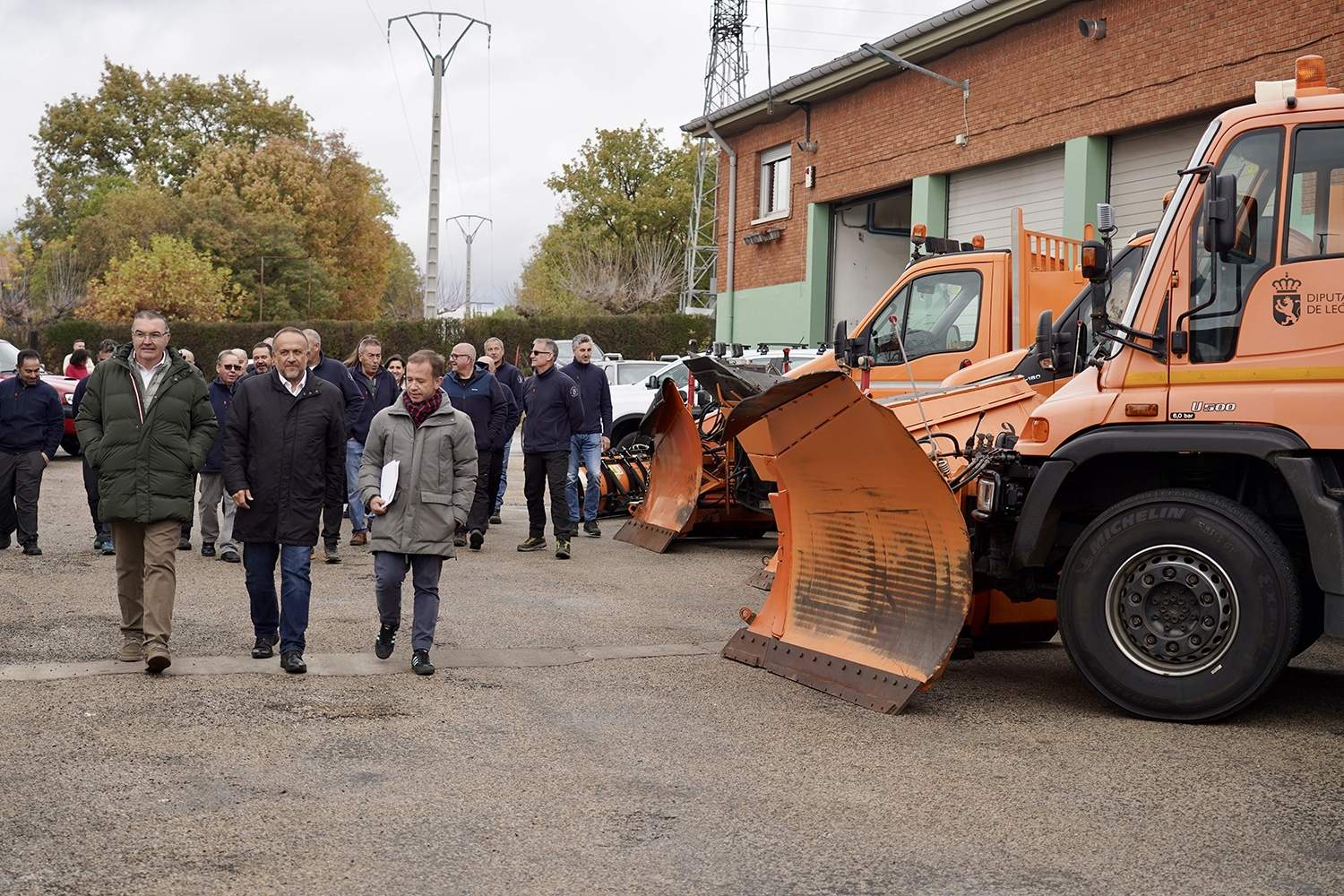 Campillo / ICAL. El presidente de la Diputación de León, Gerardo Álvarez Courel (C), y el vicepresidente, Roberto Aller (I), presentan el Plan de Vialidad Invernal 25/26