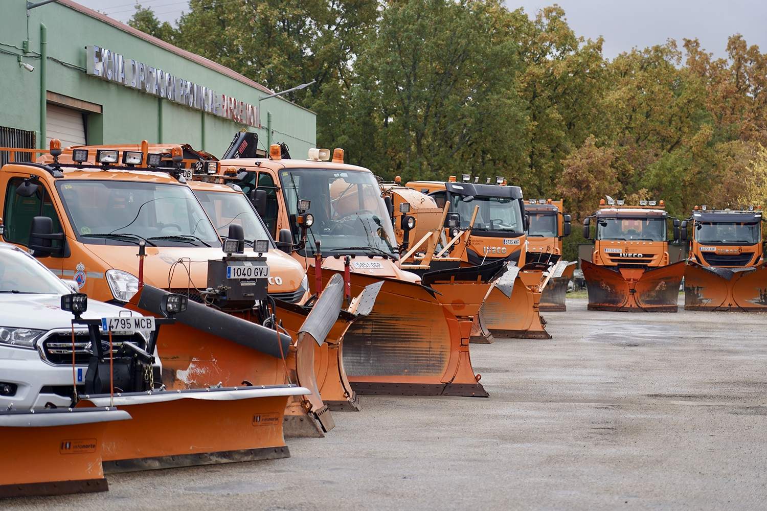 Campillo / ICAL. El presidente de la Diputación de León, Gerardo Álvarez Courel, y el vicepresidente, Roberto Aller, presentan el Plan de Vialidad Invernal 25/26