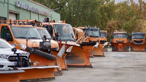 Campillo / ICAL. El presidente de la Diputación de León, Gerardo Álvarez Courel, y el vicepresidente, Roberto Aller, presentan el Plan de Vialidad Invernal 25/26