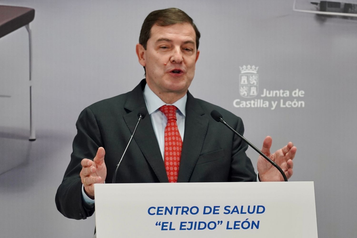 El presidente de la Junta, Alfonso Fernández Mañueco, durante la visita a la Unidad de Afrontamiento Activo del Dolor Crónico de León | Campillo / ICAL El presidente de la Junta, Alfonso Fernández Mañueco, durante la visita a la Unidad de Afrontamiento Activo del Dolor Crónico de León | Campillo / ICAL