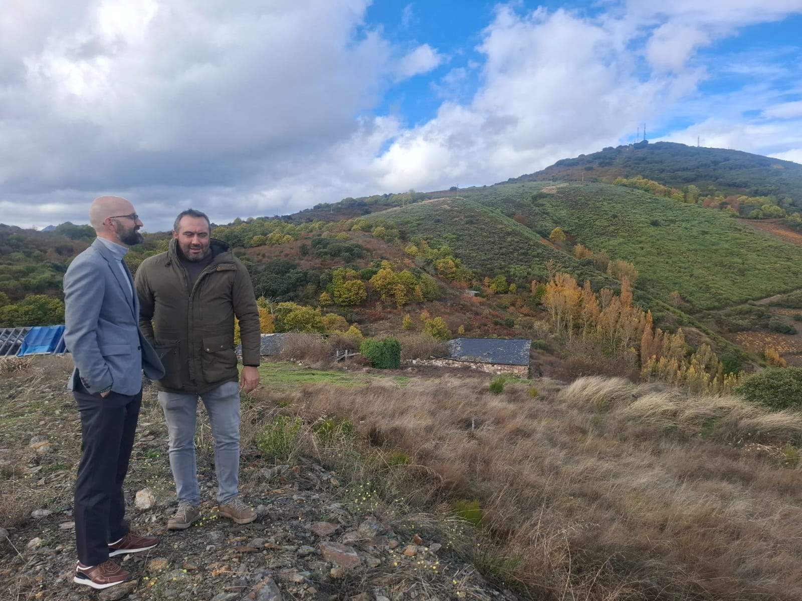 El subdelegado del Gobierno en León, Héctor Alaiz Moretón, acompañado por el alcalde de Corullón (3)