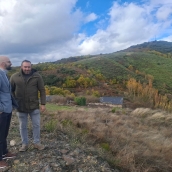 El subdelegado del Gobierno en León, Héctor Alaiz Moretón, acompañado por el alcalde de Corullón 