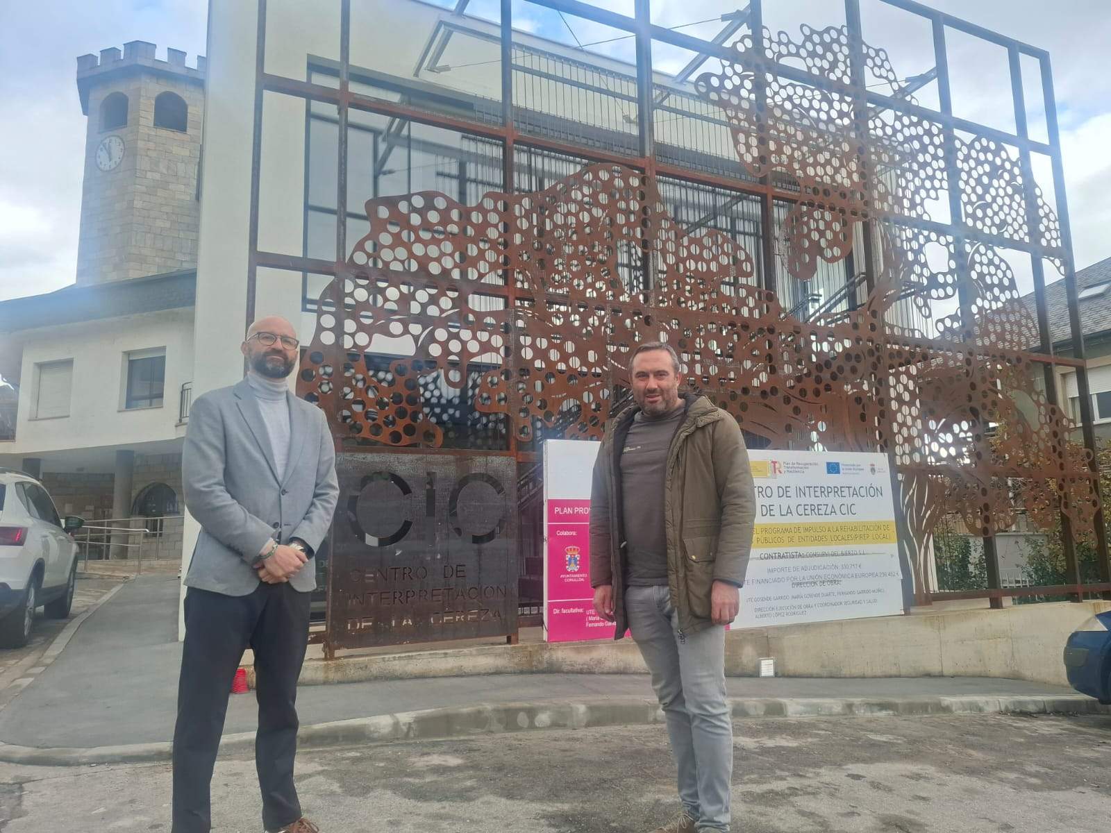 El subdelegado del Gobierno en León, Héctor Alaiz Moretón, acompañado por el alcalde de Corullón (4)