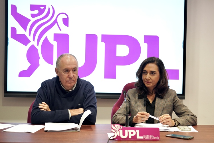 Campillo / ICAL . La secretaria general de UPL, Alicia Gallego, y el portavoz en el Ayuntamiento de León, Eduardo López Sendino, comparecen para hablar sobre la contratación de los conciertos del 23 de abril