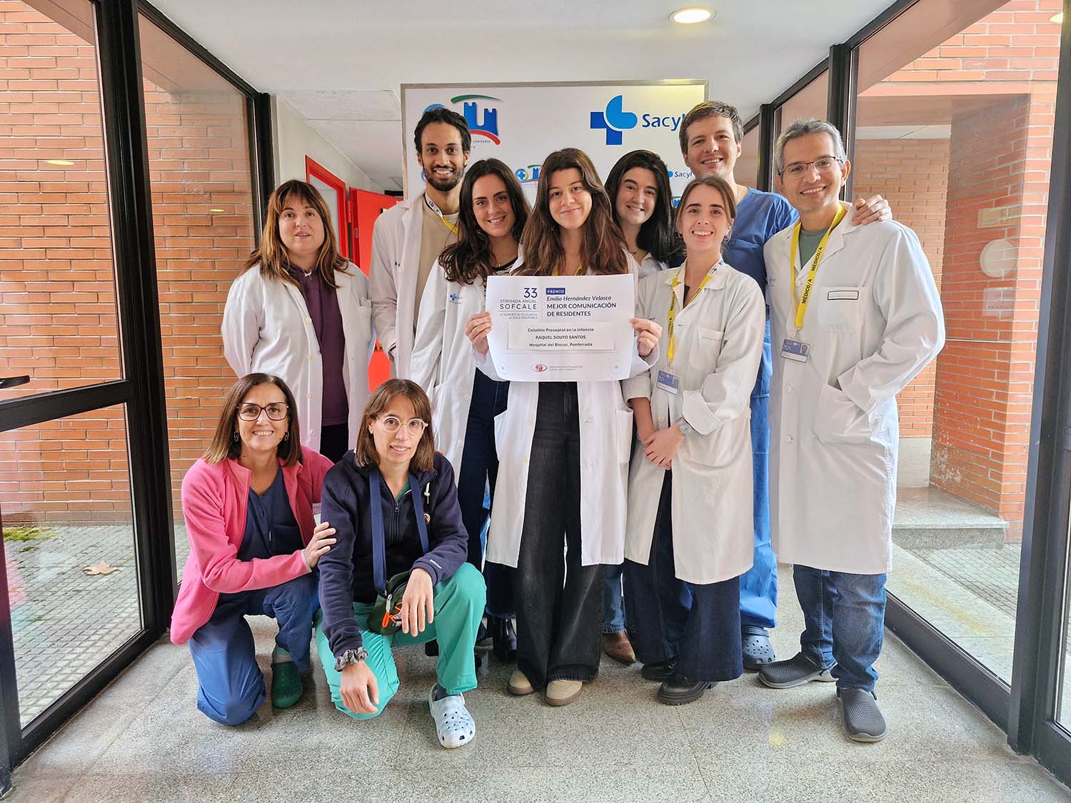 Los oftalmólogos de la Gasbi junto con Raquel Souto en el centro.