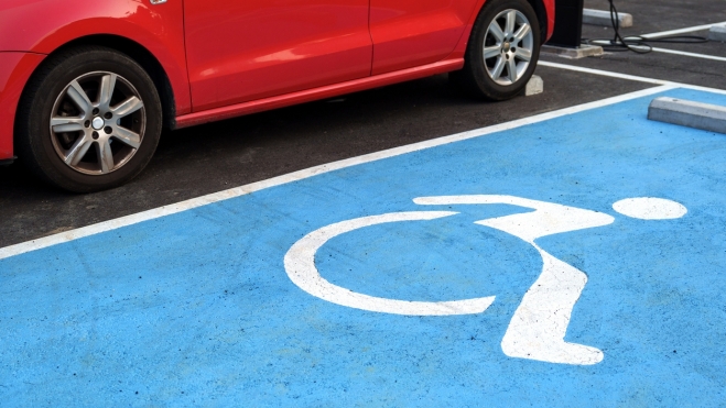 Plazas destinadas a personas con movilidad reducida | iStock (Autor: Thai Liang Lim)