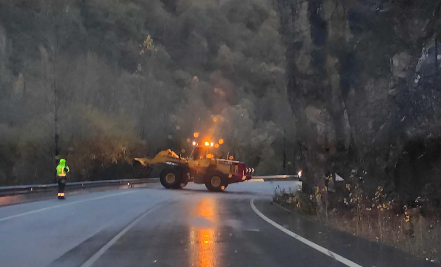 Trabajo por el derrumbe en la CL 631. Trabajo por el derrumbe en la CL 631.