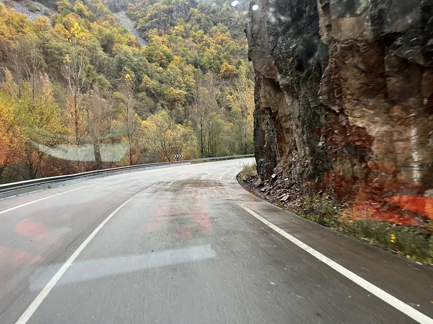 Estado de la carretera tras el derrumbe en la CL 631. Estado de la carretera tras el derrumbe en la CL 631.