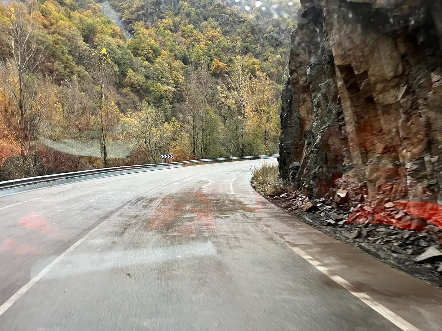 Estado de la carretera tras el derrumbe en la CL 631