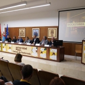 César Sánchez / ICAL . (I a D): El concejal de Medio Ambiente y Desarrollo Rural del Ayuntamiento de Carracedelo, Daniel Franco; la coordinadora de la Junta de Castilla y León en El Bierzo, Rosana Velasco; el presidente del Consejo Comarcal del Bierzo, Olegario Ramón; la vicerrectora del Campus del Bierzo de la ULE, Pilar Marqués; el alcalde de Corullón, Luis Alberto Arias, el Concejal de Medioambiente, Transporte y Movilidad del Ayuntamiento de Ponferrada, Carlos Fernández; y el gerente de la Mesa del Castaño, Pablo Linares, durante la inauguración de Biocastanea 2025