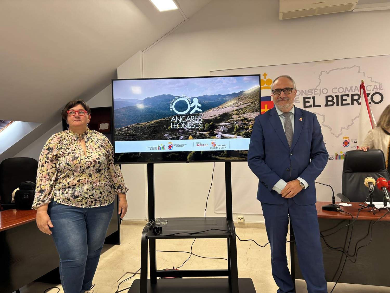 La consejera de turismo del Consejo Comarcal del Bierzo, Cristina Pérez, y el presidente del Consejo Comarcal, Olegario Ramón La consejera de turismo del Consejo Comarcal del Bierzo, Cristina Pérez, y el presidente del Consejo Comarcal, Olegario Ramón