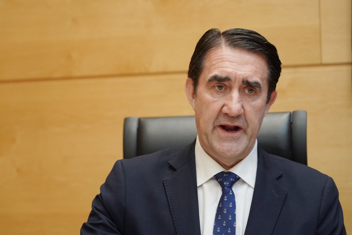 El consejero de Medio Ambiente, Vivienda y Ordenación del Territorio, Juan Carlos Suárez-Quiñones, comparece para informar sobre el proyecto de ley de PGC 2026, en lo relativo a su departamento | Rubén Cacho / ICAL El consejero de Medio Ambiente, Vivienda y Ordenación del Territorio, Juan Carlos Suárez-Quiñones, comparece para informar sobre el proyecto de ley de PGC 2026, en lo relativo a su departamento | Rubén Cacho / ICAL