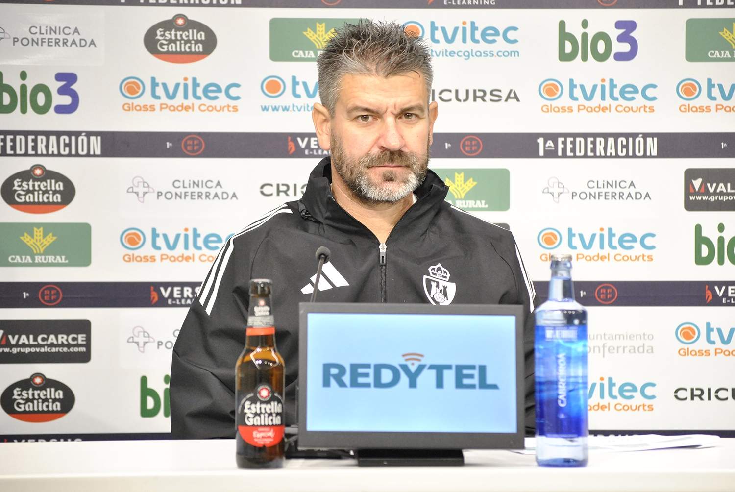 El entrenador de la Ponferradina, Fernando Estévez