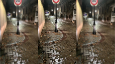 Un reventón en una tubería en la calle Cruz de Miranda (Ponferrada) puso en alerta a sus vecinos esta noche