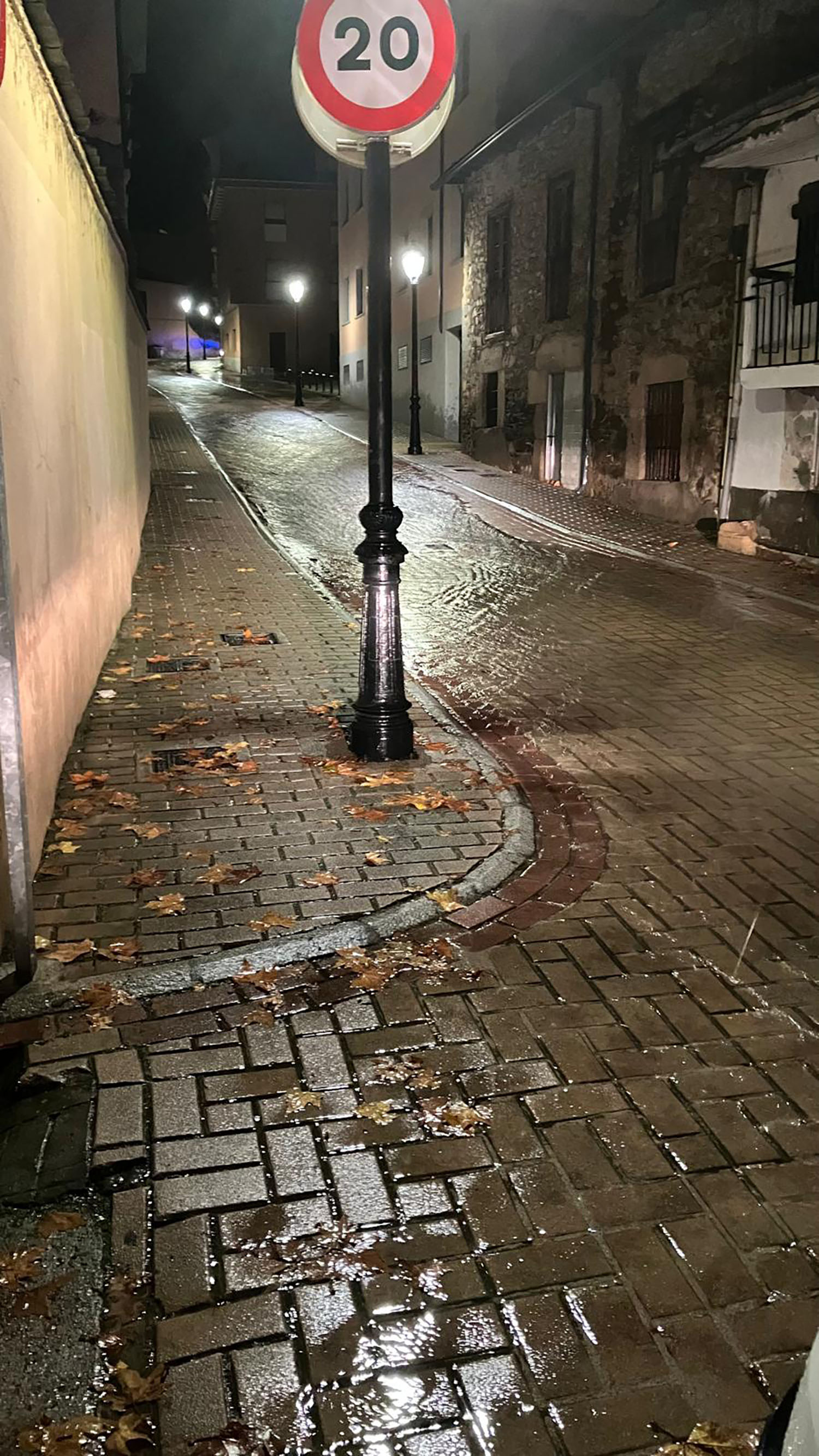 Reventón de una tubería en Ponferrada Reventón de una tubería en Ponferrada