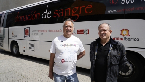 César Sánchez / ICAL . El secretario general en Hermandad de Donantes de Sangre del Bierzo y Laciana, José Miguel Álvarez (D), junto al donante varón con más donaciones del Área de Salud El Bierzo, Isaac Álvarez (I)