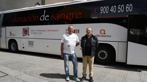 César Sánchez / ICAL. El secretario general en Hermandad de Donantes de Sangre del Bierzo y Laciana, José Miguel Álvarez (D), junto al donante varón con más donaciones del Área de Salud El Bierzo, Isaac Álvarez (I)