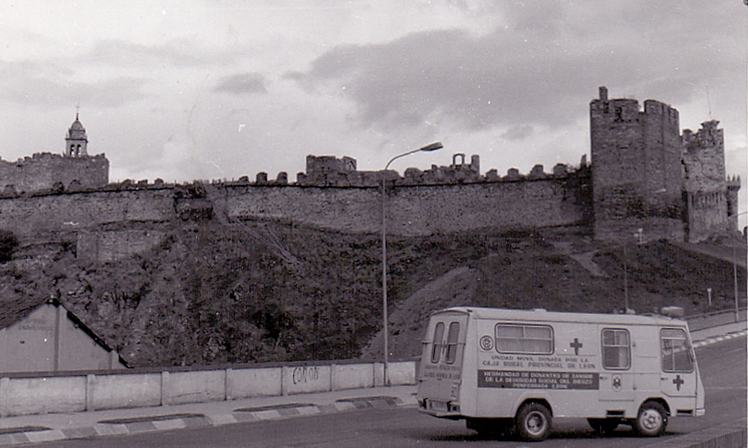 ICAL . Una de las antiguas unidades móviles de extracción de la Hermandad de Donantes de Sangre del Bierzo junto al Castillo de los Templarios de Ponferrada