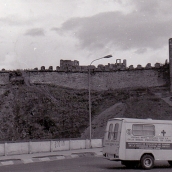 ICAL . Una de las antiguas unidades móviles de extracción de la Hermandad de Donantes de Sangre del Bierzo junto al Castillo de los Templarios de Ponferrada