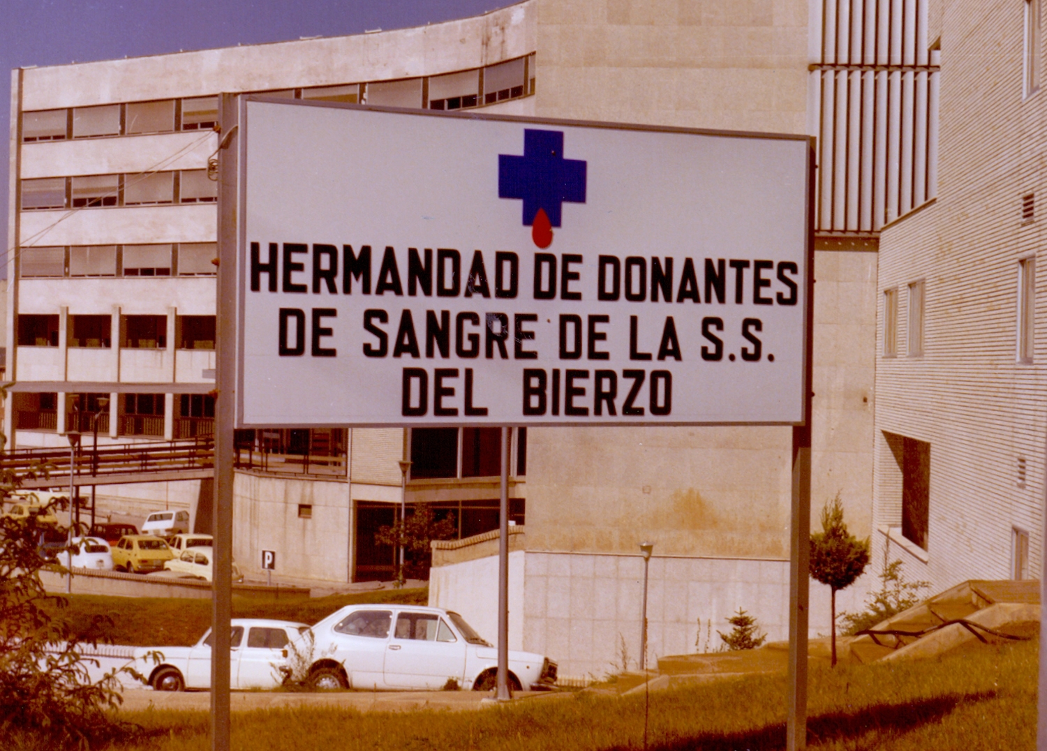 ICAL . Cartel de la Hermandad de Donantes de Sangre del Bierzo junto al antiguo hospital del Bierzo