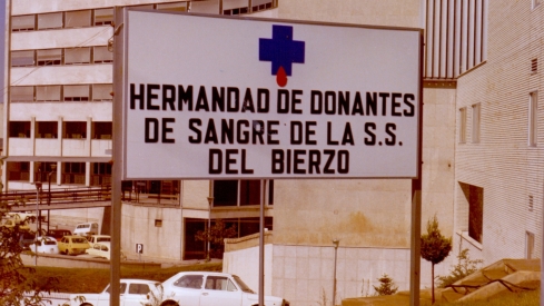 ICAL . Cartel de la Hermandad de Donantes de Sangre del Bierzo junto al antiguo hospital del Bierzo