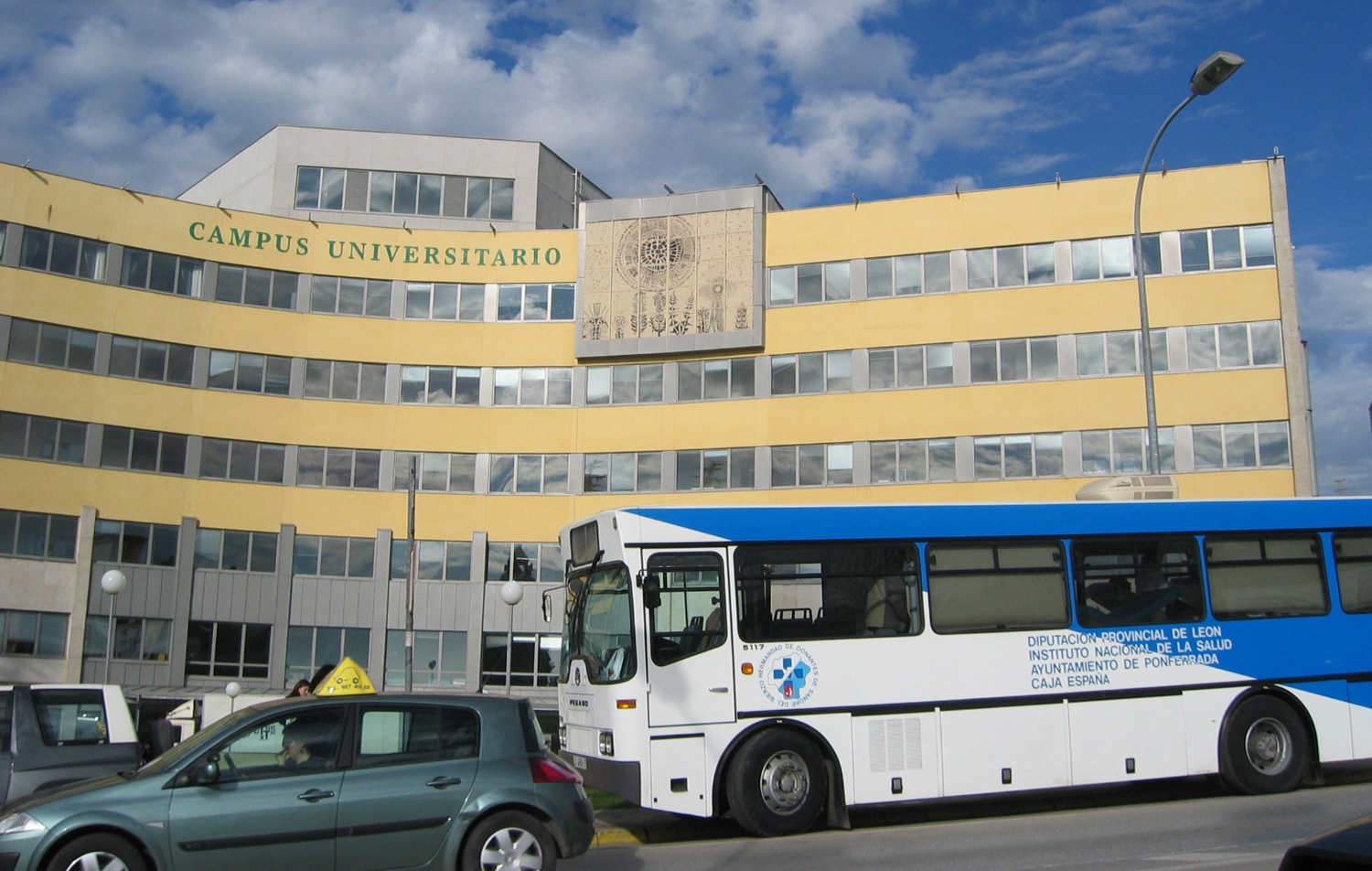 ICAL . Una de las antiguas unidades móviles de extracción de la Hermandad de Donantes de Sangre del Bierzo junto al Campus Universitario, sede del antiguo hospital del Bierzo