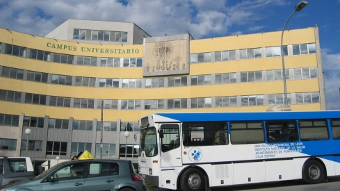ICAL . Una de las antiguas unidades móviles de extracción de la Hermandad de Donantes de Sangre del Bierzo junto al Campus Universitario, sede del antiguo hospital del Bierzo