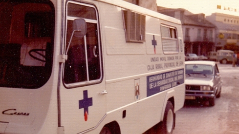 ICAL . Una de las antiguas unidades móviles de extracción de la Hermandad de Donantes de Sangre del Bierzo en una calle de Ponferrada