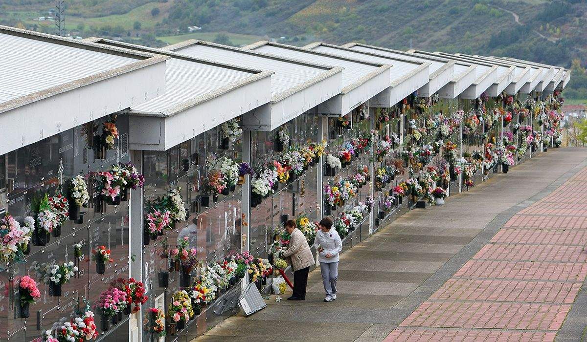 Cementerio de Ponferrada en el Día de Todos los Santos Cementerio de Ponferrada en el Día de Todos los Santos