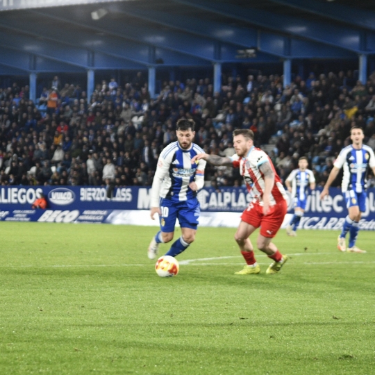 Lugo   Ponferradina (271) Borja Valle disputa el balón 